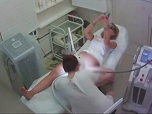 Pussy hair removal for sexy young milf Picture 4