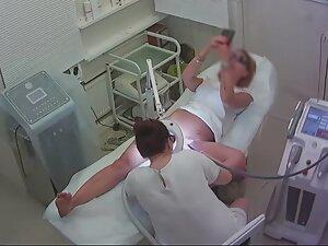 Pussy hair removal for sexy young milf Picture 5