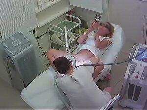 Pussy hair removal for sexy young milf Picture 8