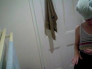 Spying on milf's naked pear body shape Picture 8