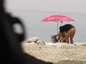 Chubby girl undresses at the beach Picture 5