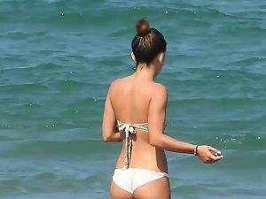 Gorgeous ass of teen girl stepping in water Picture 1