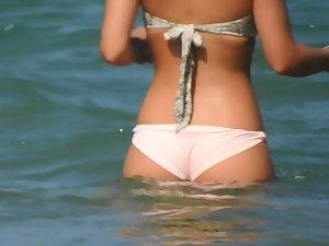 Gorgeous ass of teen girl stepping in water Picture 3