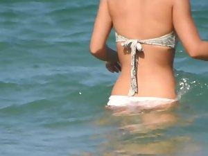 Gorgeous ass of teen girl stepping in water Picture 4