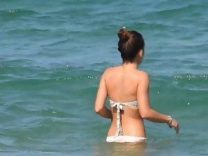 Gorgeous ass of teen girl stepping in water Picture 5