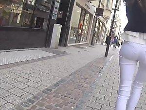 Teen girl fills her white jeans very nicely Picture 1