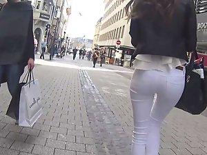 Teen girl fills her white jeans very nicely Picture 2