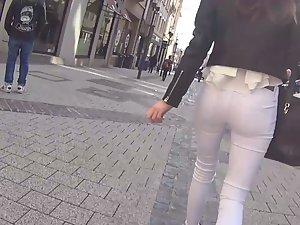 Teen girl fills her white jeans very nicely Picture 3