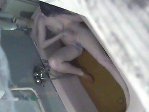 Teenage girl has phone sex in a bath Picture 5