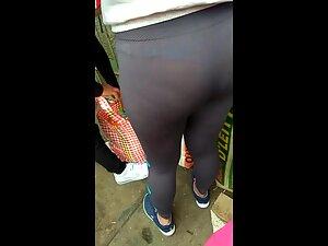 Cheap leggings show off her big butt and blue thong Picture 1