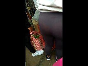 Cheap leggings show off her big butt and blue thong Picture 2