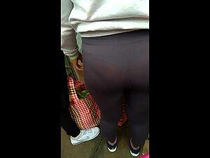 Cheap leggings show off her big butt and blue thong Picture 3