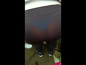 Cheap leggings show off her big butt and blue thong Picture 4