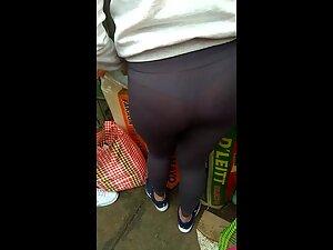 Cheap leggings show off her big butt and blue thong Picture 6