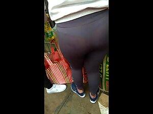 Cheap leggings show off her big butt and blue thong Picture 8