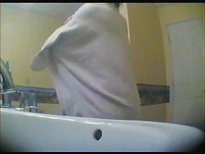 Busty wife's body spied in the bathroom Picture 2