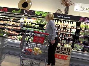 Spying on fit blonde while she shops for healthy food Picture 2