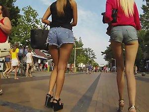 Elite tall girls walking together Picture 1