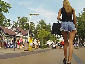 Elite tall girls walking together Picture 2