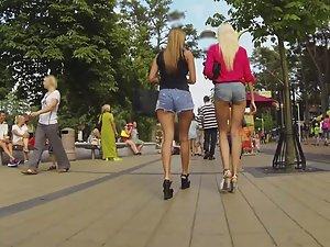 Elite tall girls walking together Picture 6