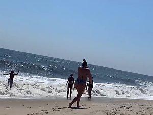 Thick girl having fun in ocean waves and suntanning Picture 3