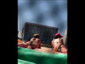 Fantastic ass on all fours in front of beach voyeur Picture 3