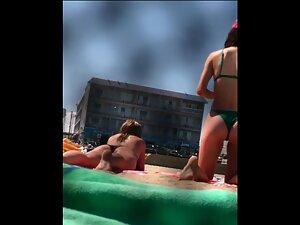 Fantastic ass on all fours in front of beach voyeur Picture 5