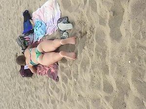Inspection of strong thighs and bubble butt at beach Picture 1