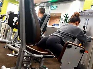 Gym voyeur checks her ass when she spreads her legs Picture 1