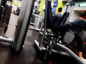 Gym voyeur checks her ass when she spreads her legs Picture 2