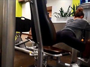 Gym voyeur checks her ass when she spreads her legs Picture 5