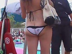 Peeping tom in the middle of sexy babes Picture 1