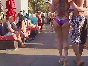 Peeping tom in the middle of sexy babes Picture 2