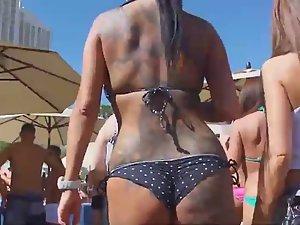 Peeping tom in the middle of sexy babes Picture 4