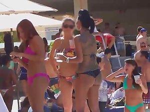 Peeping tom in the middle of sexy babes Picture 6