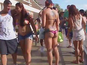 Peeping tom in the middle of sexy babes Picture 8