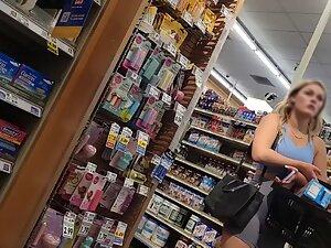 Hotties in gym shorts caught in the supermarket Picture 7