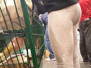 Ultra tight ass in front of me at cashiers Picture 2