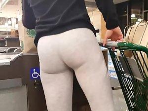Ultra tight ass in front of me at cashiers