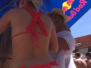 Voyeur likes butts that shake and dance Picture 2