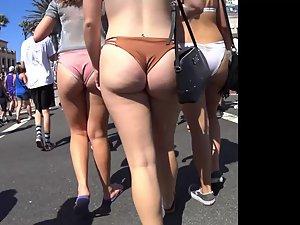 Big wobbly butt of teen girl in bikini Picture 3