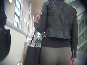 Smiling hottie spotted in bus Picture 6