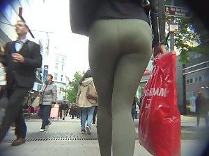 Smiling hottie spotted in bus Picture 8