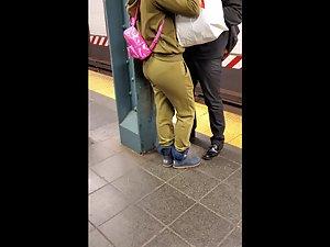 Kiss for the thick girl in subway station Picture 3