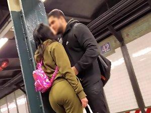 Kiss for the thick girl in subway station