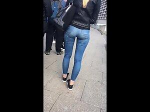 Tight jeans show wonderful gap between her thighs Picture 1