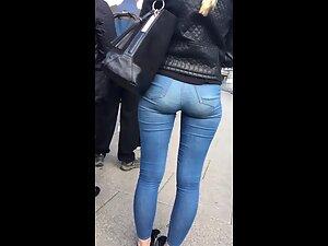 Tight jeans show wonderful gap between her thighs Picture 3