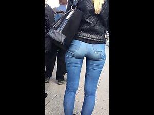 Tight jeans show wonderful gap between her thighs Picture 4