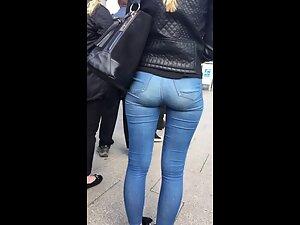 Tight jeans show wonderful gap between her thighs Picture 5