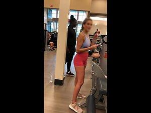 Sweaty ass crack of a hot fit girl in the gym Picture 8
